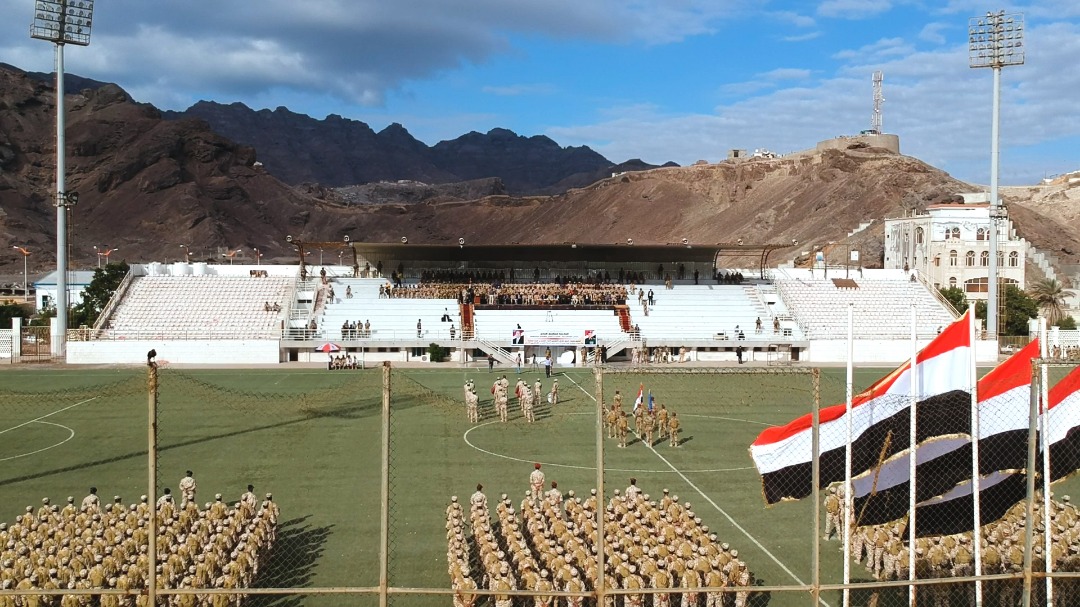 شاهد العلم الجمهوري يرفف في عدن.. ألوية الحماية الرئاسية تدشن عامها الجديد برعاية الرئيس