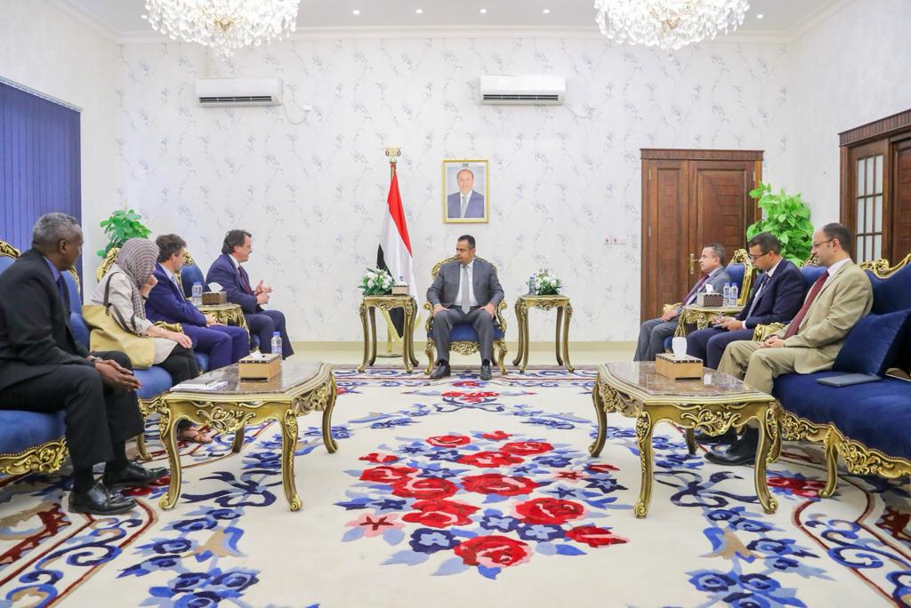 رئيس الوزراء يشدد على ضرورة استكمال كافة قواعد التدقيق لمنع نهب المساعدات والابتزاز الحوثي للأسر