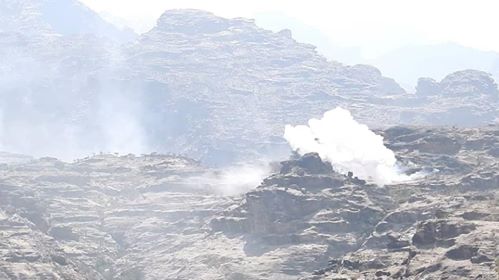 قصف مدفعي مكثف وغارات للتحالف على مواقع الحوثي بكتاف