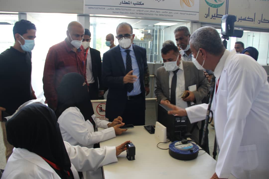 وزير الصحة يتفقد سير العمل في العيادة الطبية بمطار عدن
