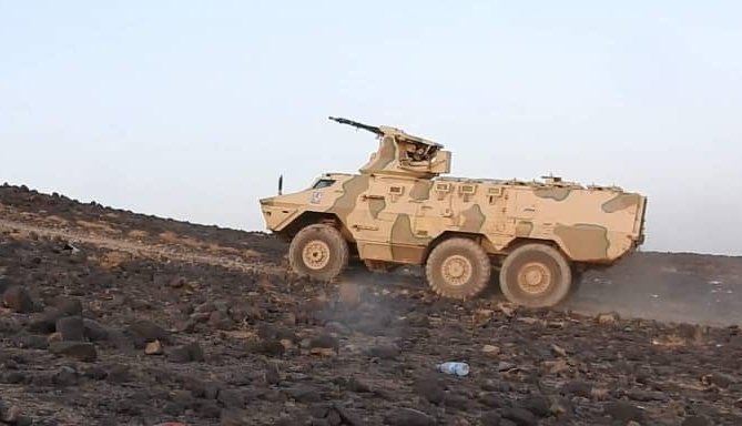 لحظة اقتحام الجيش مواقع الحوثي في هيلان.. (شاهد فيديو)