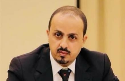 وزير الإعلام: المليشيا الحوثية تستعرض بالحديدة رافعة صور الخميني وعلم حزب الله 