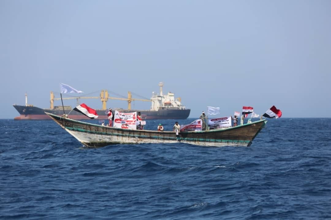 صور وفيديو.. أكثر من 100 صياد في وقفة احتجاجية في البحر أمام "سافيز" الإيرانية!