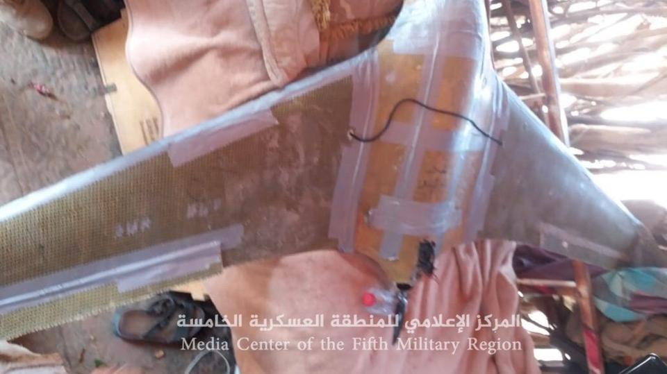 بالصور.. الجيش يسقط طائرة حوثية استهدفت المصلين في حجة