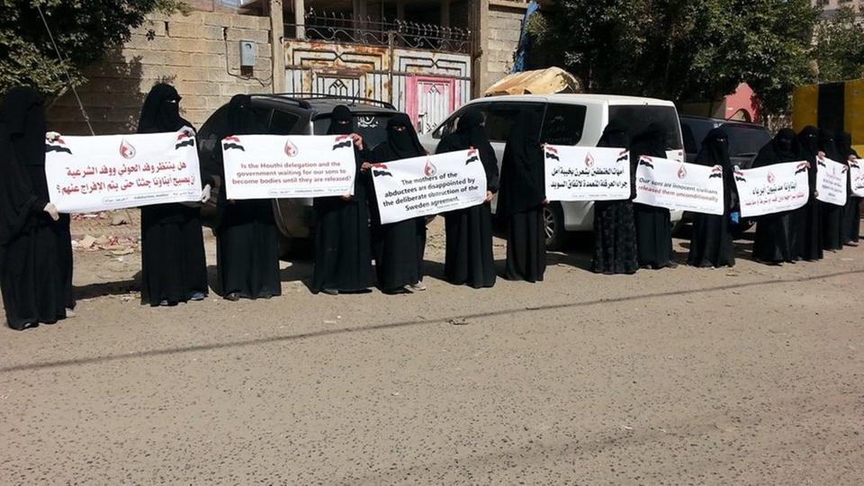 أمهات المختطفين تطلق نداء استغاثة تناشد لإنقاذ أبنائهن من سجون الحوثيين