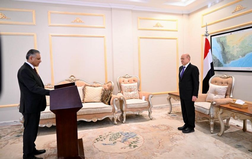 سفير اليمن لدى الاردن يؤدي اليمين الدستورية امام رئيس مجلس القيادة الرئاسي