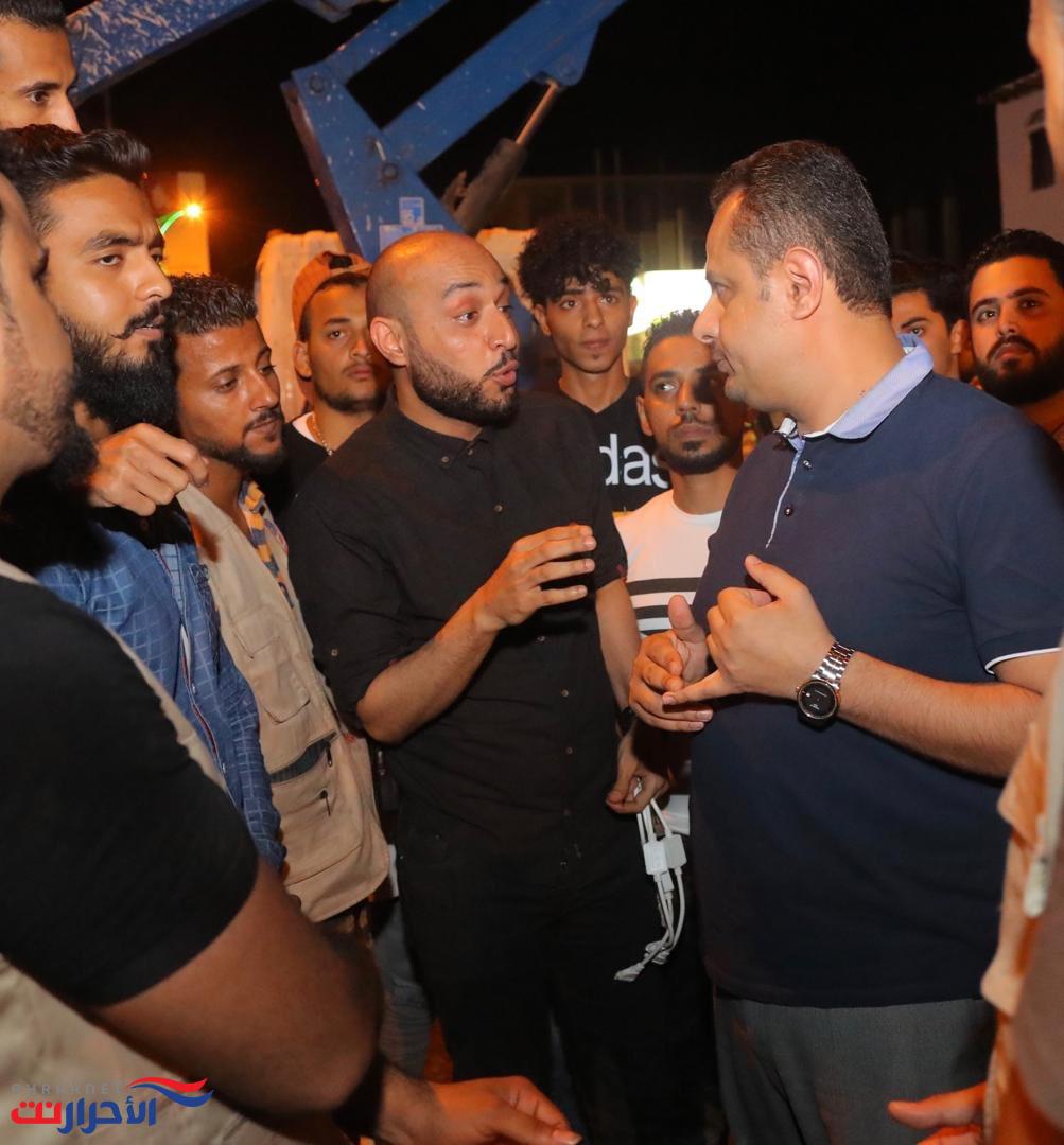 عاجل: شاهد صور من عدن لرئيس الحكومة مع مبادرة "طفرة عدنية"