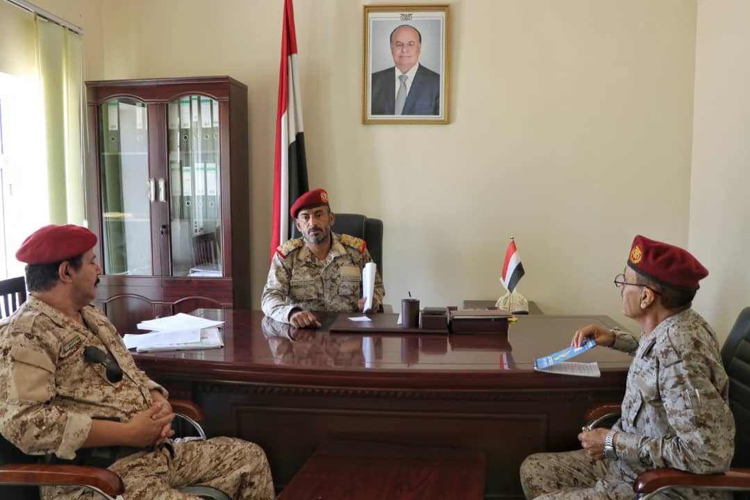 رئيس الأركان يؤكد : "لا مجاملات.. والمرتبات لن تعطى الا لمن يقوم بواجبه العسكري !!"