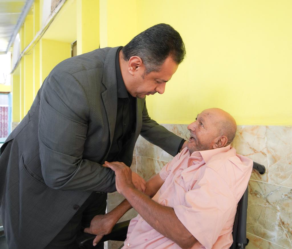 رئيس الوزراء يقوم بزيارة دار العجزة ورعاية المسنين ويقدم التهاني والهدايا العيدية لنزلائها