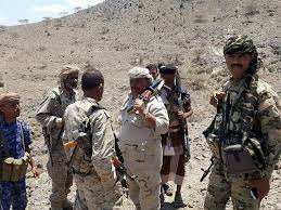 قائد المنطقة العسكرية الرابعة يزور ابطال الجيش المرابطين في الخطوط الأمامية في الضالع