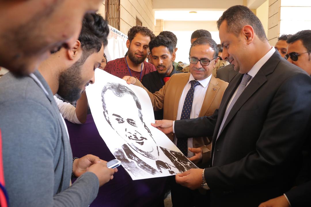 رئيس مجلس الوزراء يزور المعرض المعماري والفنون التشكيلية بجامعة عدن (صور)
