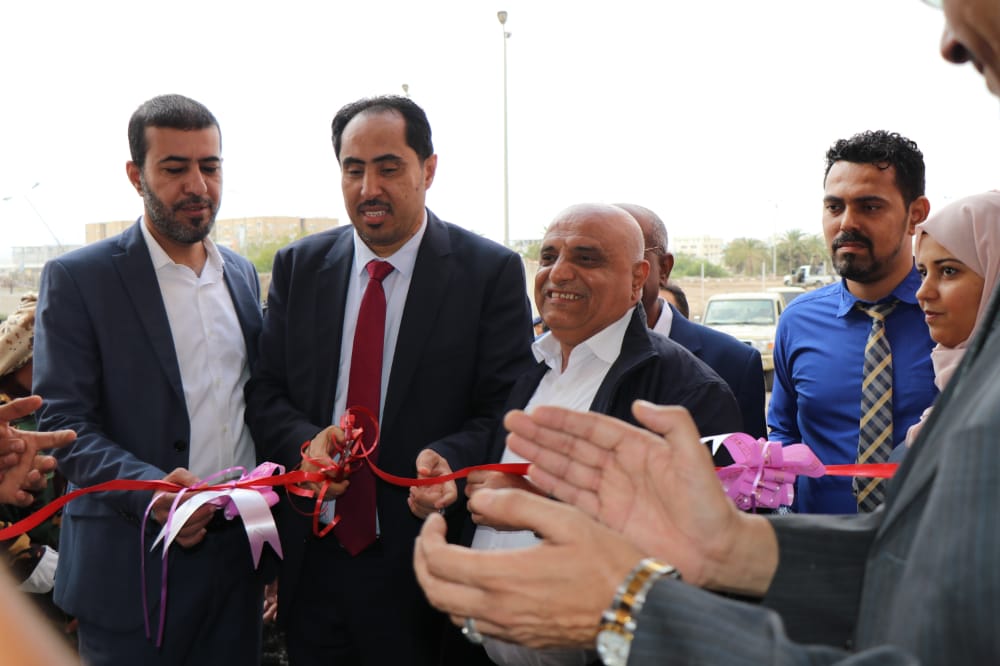 شاهد.. وزير الشباب والرياضة نايف البكري يفتتح مبنى الوزارة في العاصمة المؤقتة عدن