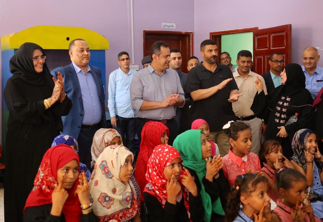 رسم الإبتسامة على وجوههم.. رئيس الوزراء يشارك أطفال مركز الطفولة الآمنة بعدن أفراح عيد الفطر