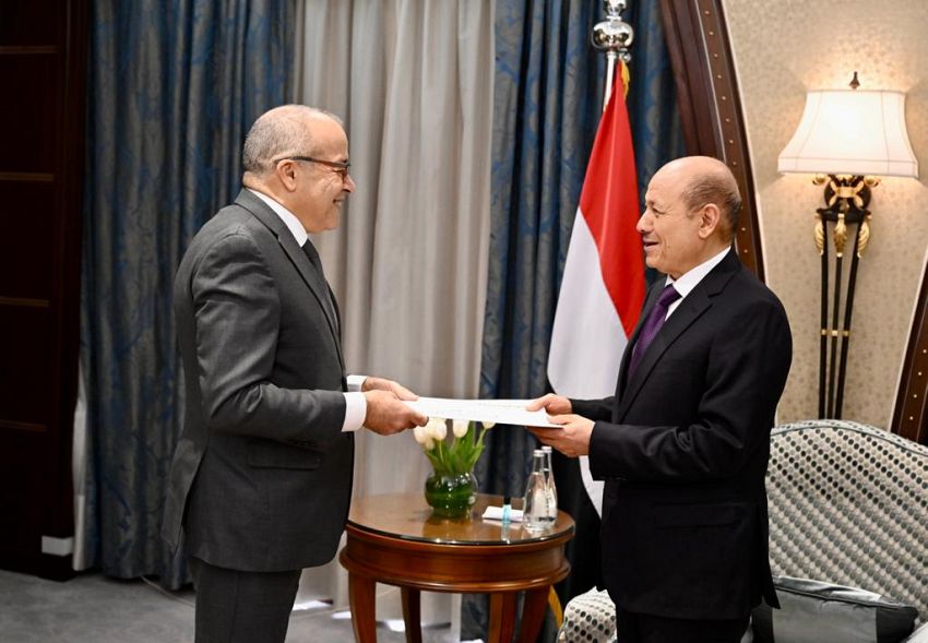 رئيس مجلس القيادة الرئاسي يتلقى دعوة من الرئيس الجزائري لحضور القمة العربية