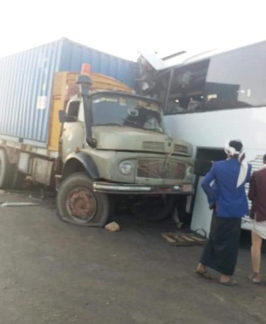 بالصور.. حادث مروع على طريق صنعاء البيضاء ومقتل مسافرين