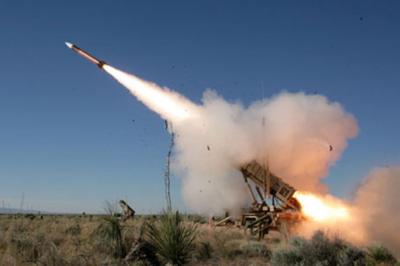 صواريخ الباتريوت التابعة للتحالف تدمر صاروخ باليستي لمليشيا الحوثي فوق معسكر خالد في الساحل الغربي