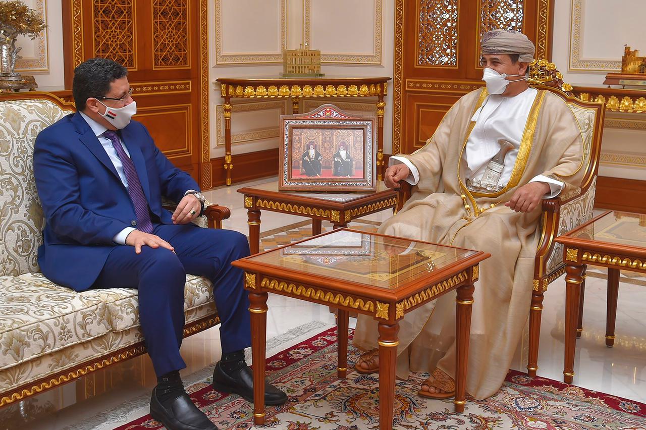 بن مبارك يبحث مع وزير المكتب السلطاني العماني جهود وتحديات السلام في اليمن