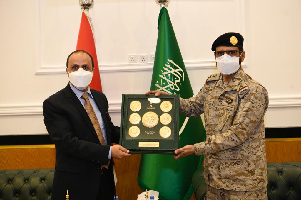 وزير الاعلام يلتقي نائب رئيس هيئة الأركان العامة للقوات المسلحة السعودية قائد القوات المشتركة