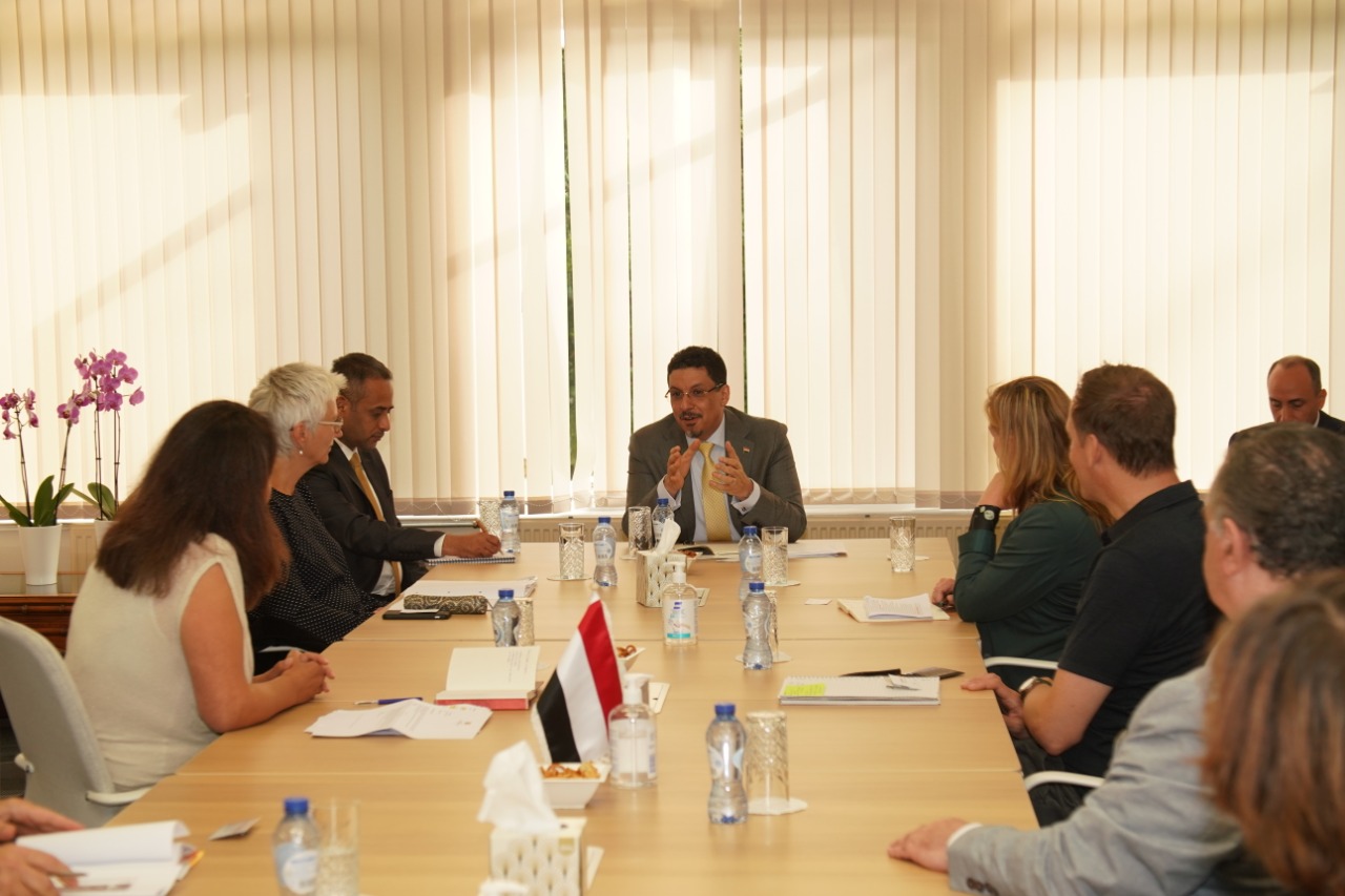 وزير الخارجية يلتقي مسؤولي المنظمات الهولندية العاملة في اليمن