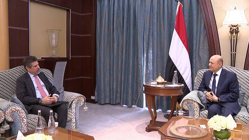 رئيس مجلس القيادة الرئاسي يستقبل السفير الاميركي لبحث العلاقات الثنائية ومستجدات الوضع اليمني