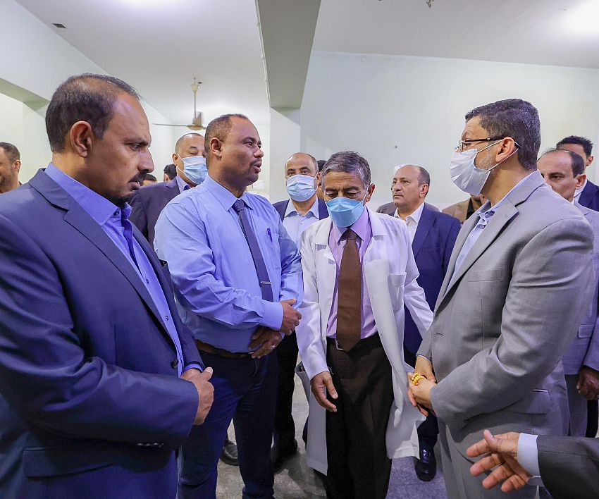 رئيس الوزراء يطلع على أحوال المرضى والخدمات الطبية في مستشفى ابن سينا بالمكلا