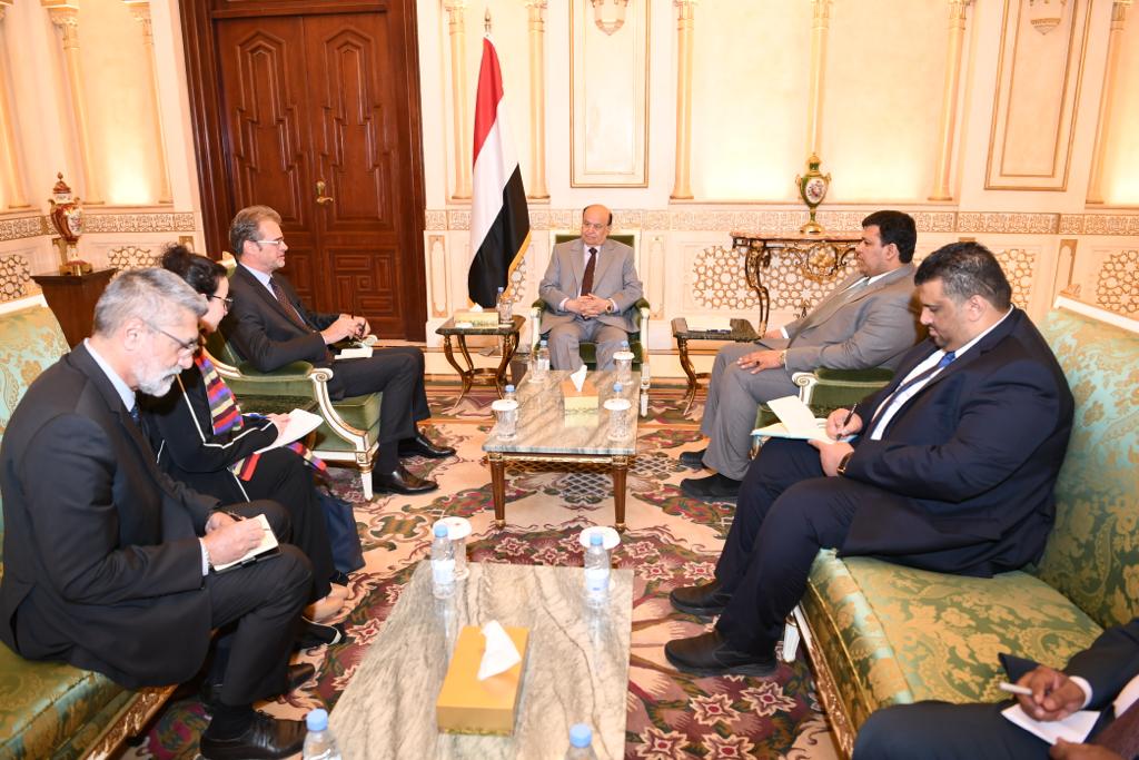 الرئيس هادي يستقبل السفير الفرنسي لدى اليمن