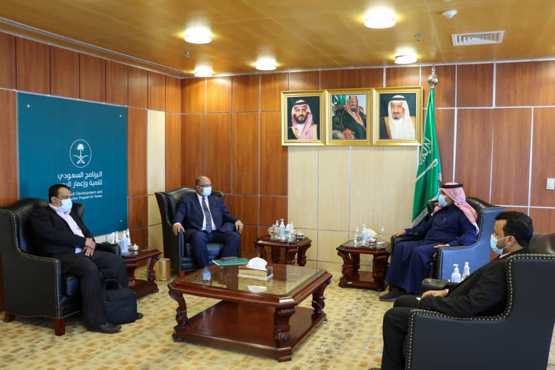 وزير التخطيط يبحث مع السفير "آل جابر" الدعم السعودي للاحتياجات التنموية في اليمن
