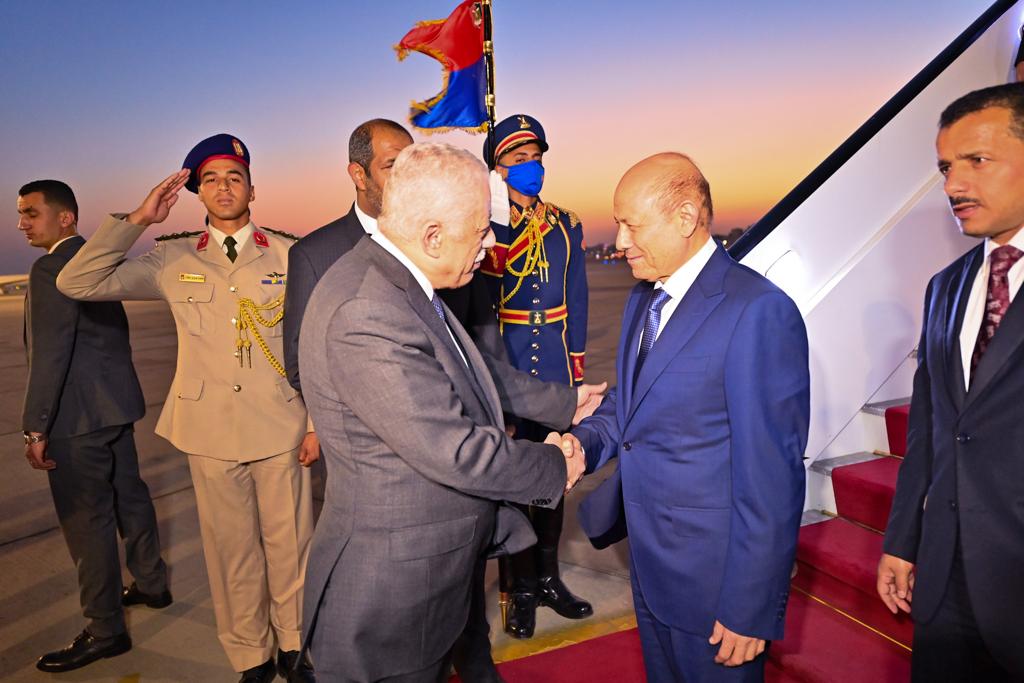 رئيس مجلس القيادة يصل مصر للدفع بالعلاقات الثنائية والبحث في مستجدات اليمن والمنطقة