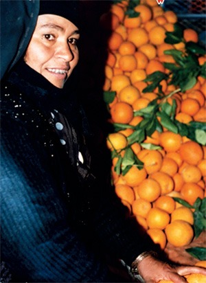 آمنة العمراني "ملكة البرتقال" في ذمة الله.. ظهرت أمام الرئيس الراحل "صالح" قبل 13 عام