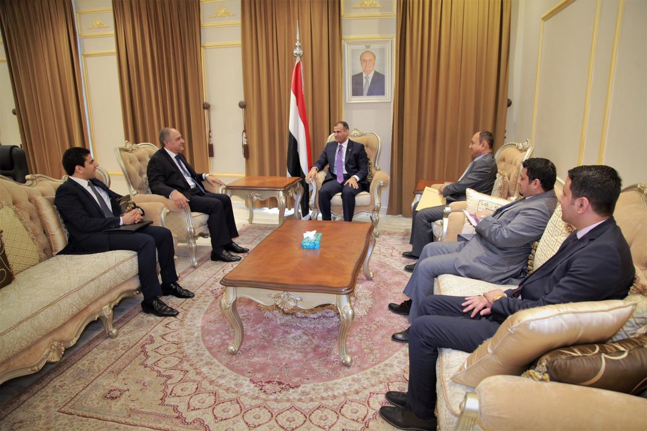 وزير الخارجية يتسلم نسخة من أوراق اعتماد السفير المصري