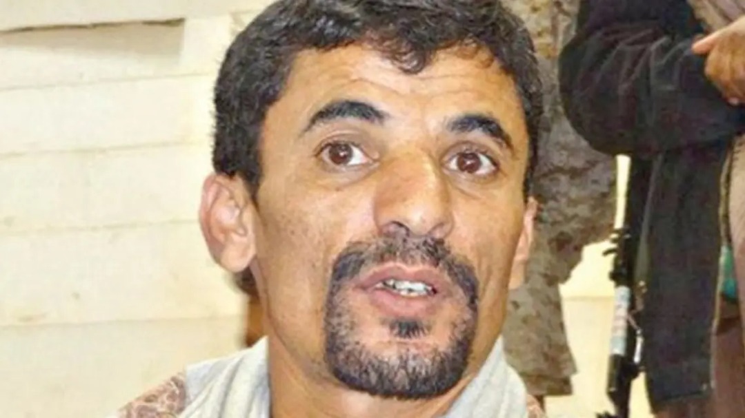مَن هو أبوعلي الحاكم السجين الفار الذي أصبح قائدا عسكريا للحوثيين؟