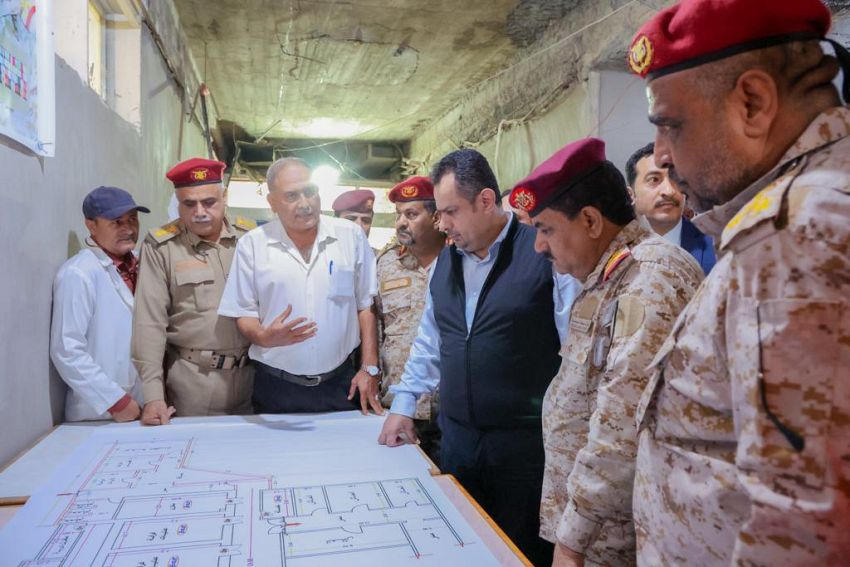 رئيس الوزراء يزور مستشفى باصهيب العسكري في عدن