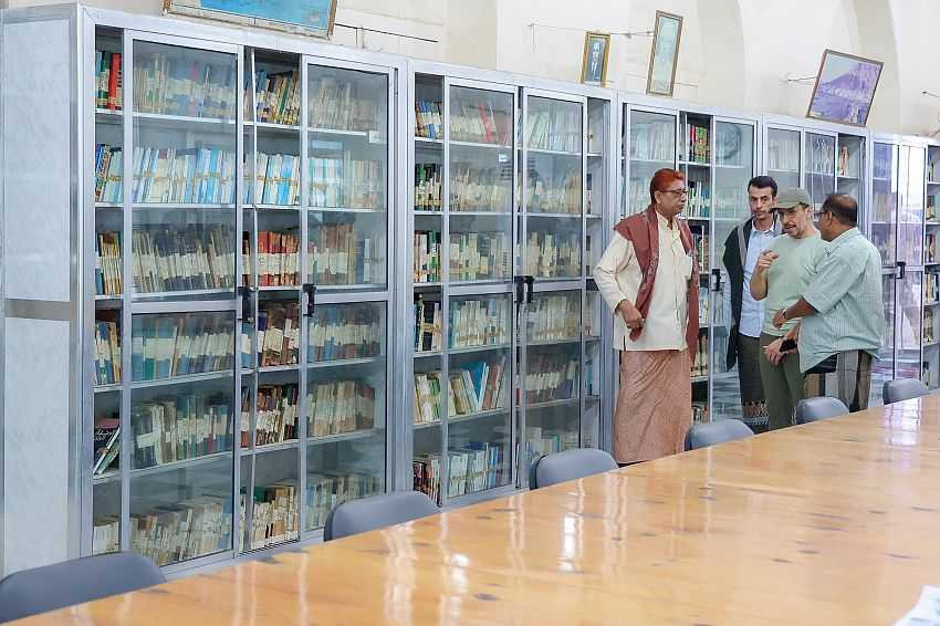 رئيس الوزراء يتفقد المكتبة السلطانية في المكلا ويؤكد على تطوير خدماتها