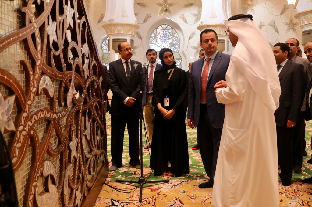 شاهد بالصور.. رئيس الوزراء يزور مسجد الشيخ زايد وواحة الكرامة في أبوظبي