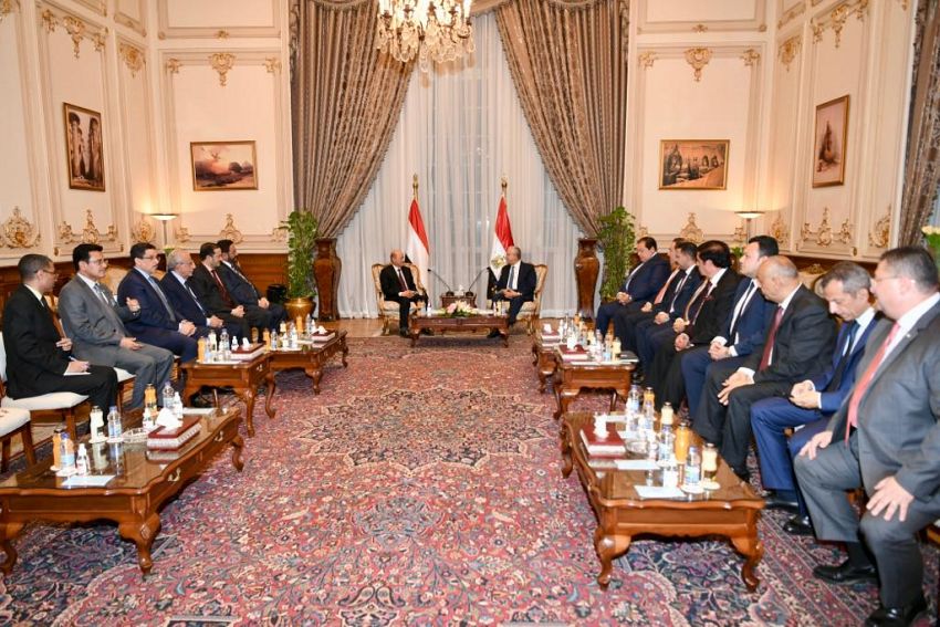 رئيس مجلس القيادة يزور مجلس النواب المصري ويدعو الى مناصرة برلمانية عربية واسعة لمشروع استعادة الدولة