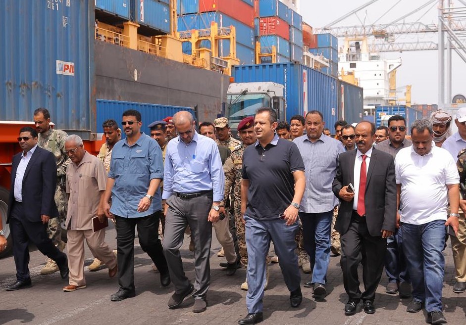 رئيس الوزراء يشدد على الدور الحيوي والمحوري لميناء عدن والمنطقة الحرة 