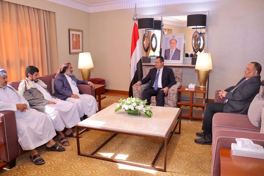 رئيس الوزراء يطلع من العكيمي على أوضاع محافظة الجوف واحتياجاتها الإنسانية والتنموية