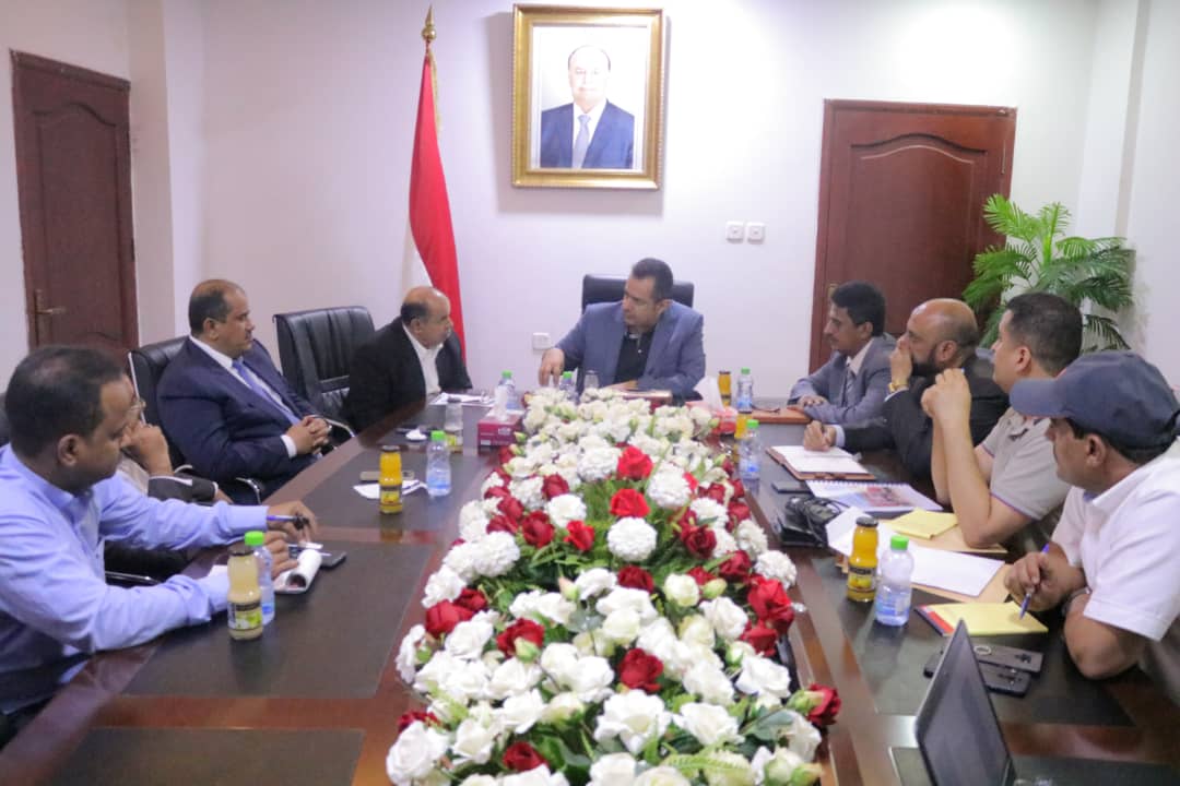رئيس الوزراء يُشيد بموقف برنامج الغذاء العالمي الواضح إزاء ممارسات مليشيا الحوثي الانقلابية