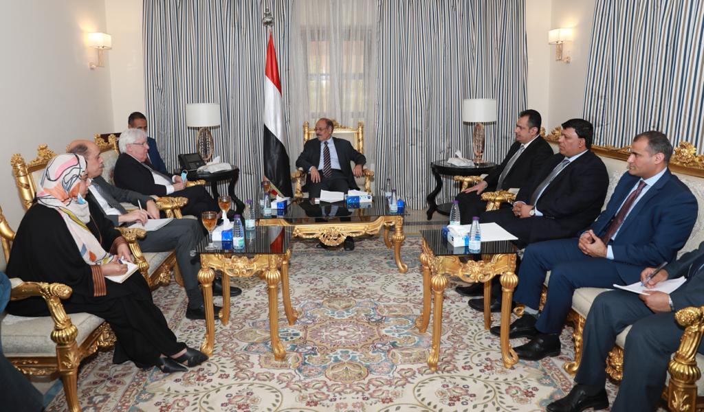 بحضور رئيس مجلس الوزراء .. نائب رئيس الجمهورية يلتقي المبعوث الأممي إلى اليمن