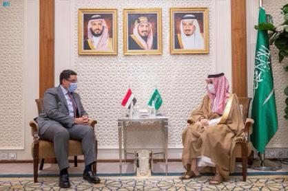 وزير الخارجية والمغتربين يبحث مع نظيره السعودي تعزيز علاقات البلدين الشقيقين