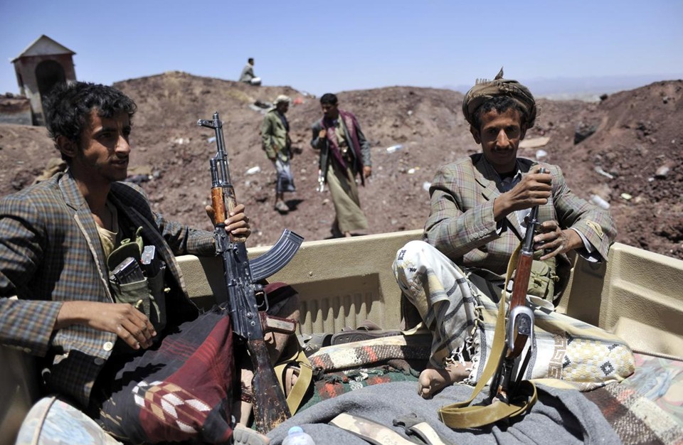 قبيلة يمنية توجه تحذير شديد اللهجة لمليشيا الحوثي بعد إنتهاكات طالت أفرادها (تفاصيل)