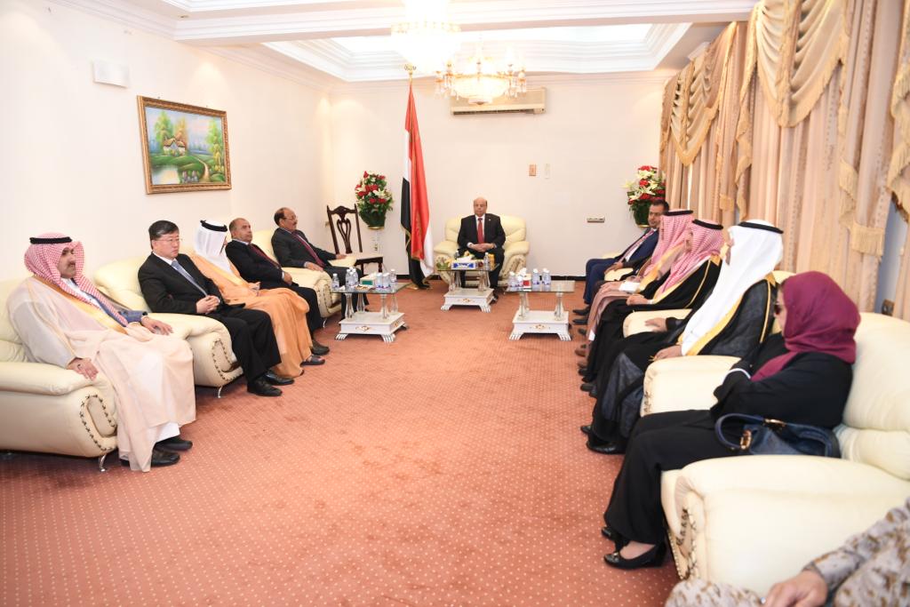 الرئيس هادي برفقة نائبه ورئيس الوزراء يستقبل رئيس البرلمان العربي وعدد من السفراء