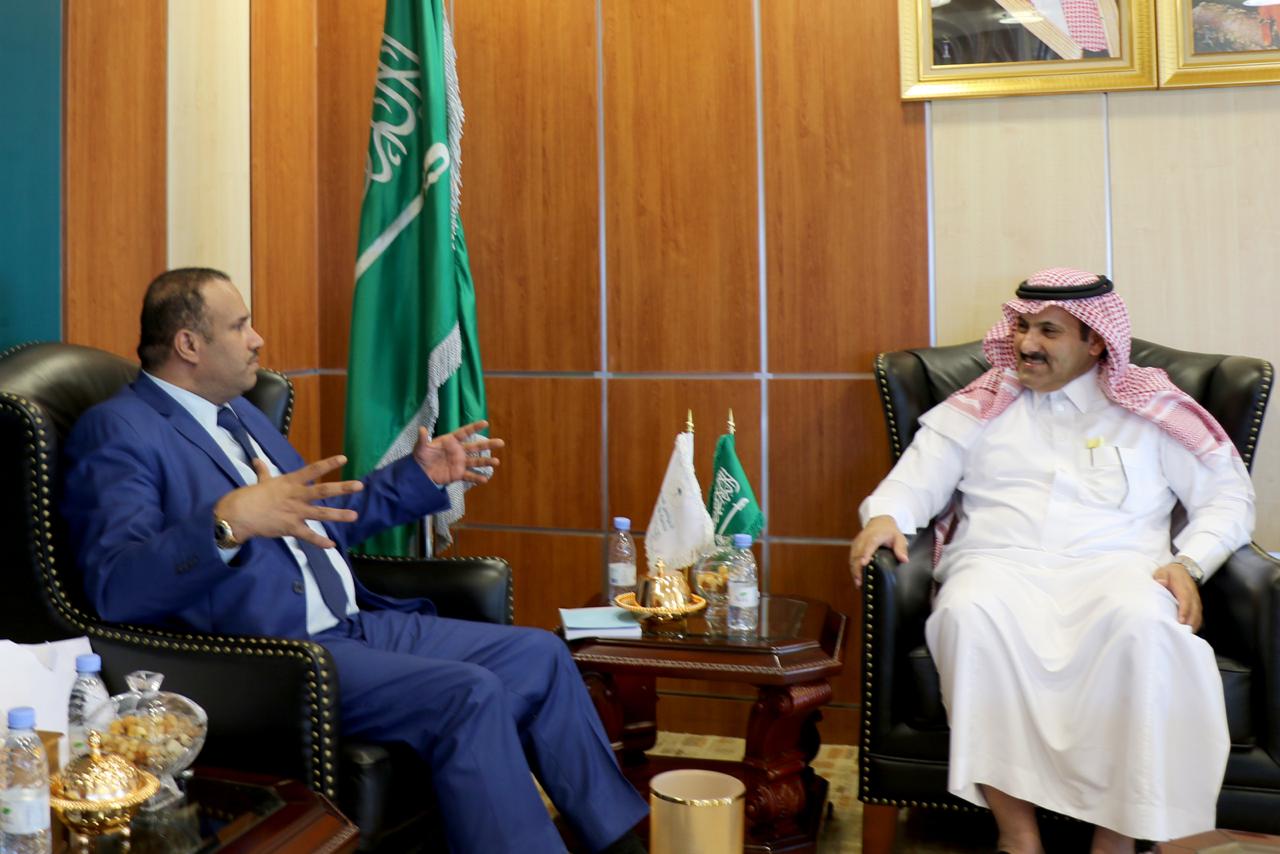أمين العاصمة صنعاء يناقش مع السفير السعودي البرامج التنموية ومشاريع إعادة الإعمار