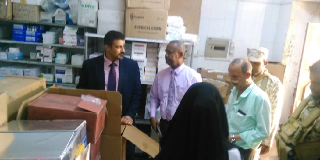 محافظ عدن يتفقد سير الأداء بمستشفى الشعب للولادة في مديرية  صيرة
