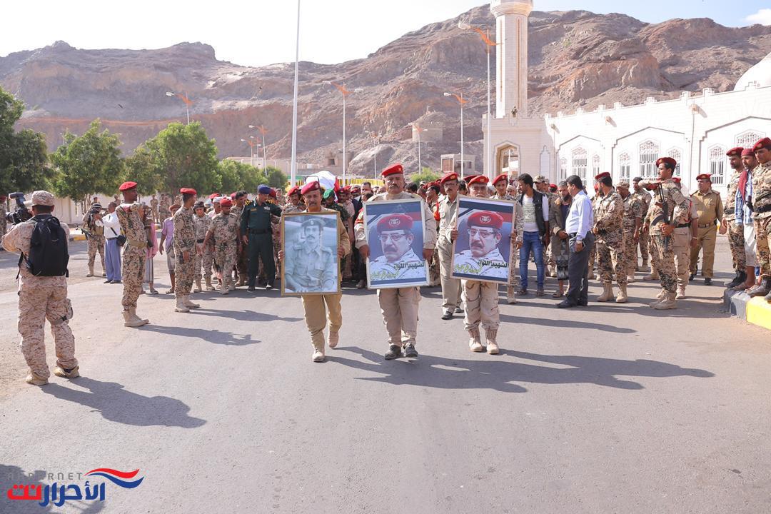 عاجل: صور حصرية من تشييع اللواء طماح في عدن بجنازة رسمية يتقدمها رئيس الوزراء