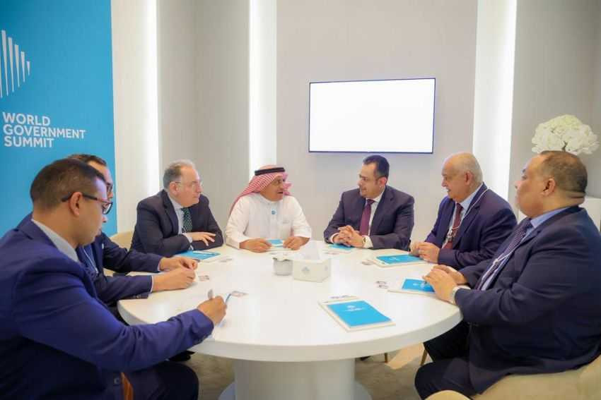 رئيس الوزراء يناقش مع مدير عام الصندوق العربي تسريع إطلاق التعهدات
