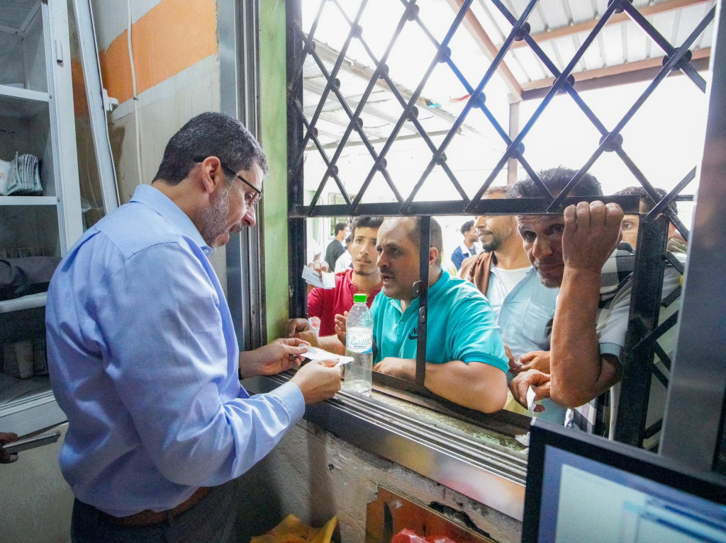 رئيس الوزراء يقوم بزيارة مفاجئة إلى جوازات عدن للاطلاع على كيفية إنجاز معاملات المواطنين (صور)
