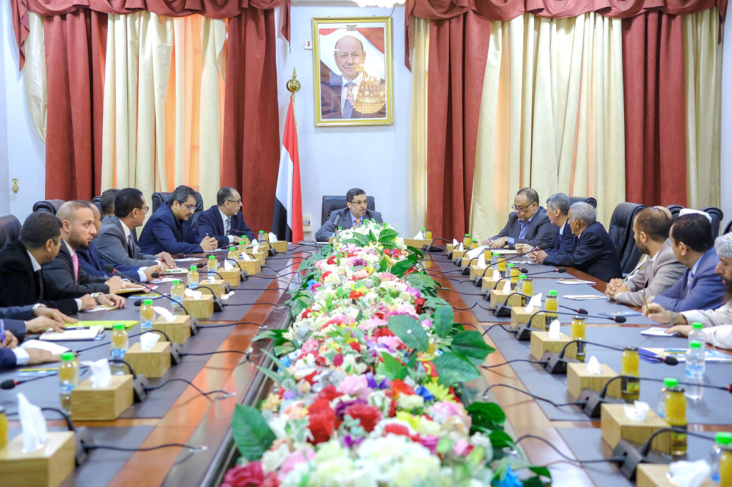 رئيس الوزراء يترأس في عدن اجتماعاً للغرفة التجارية وممثلي القطاع الخاص