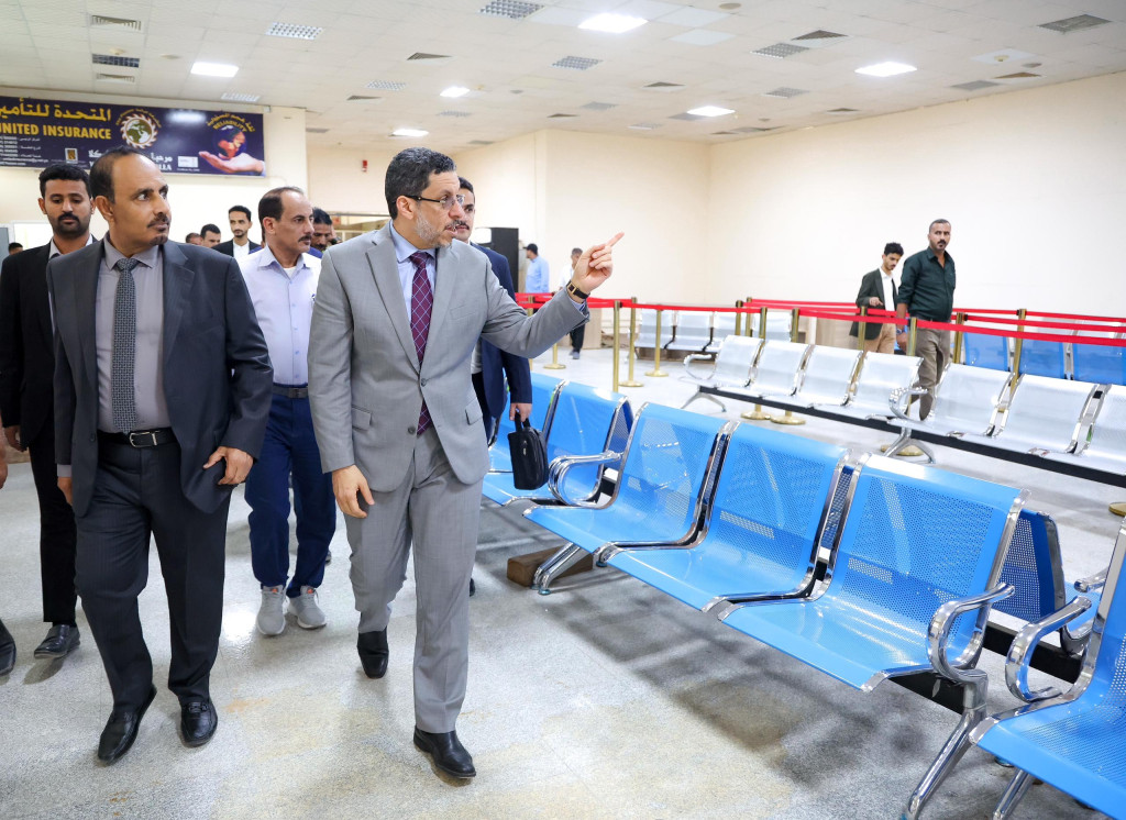 رئيس الوزراء بن مبارك يعود إلى عدن بعد زيارة إلى حضرموت ويؤكد على تسريع تأهيل مطار الريان