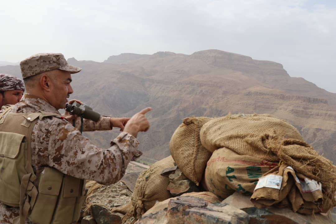 قائد المنطقة العسكرية الثالثة يتفقد أبطال الجيش الوطني في جبهة صرواح